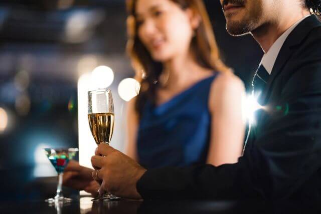 バーでお酒を楽しむ男女